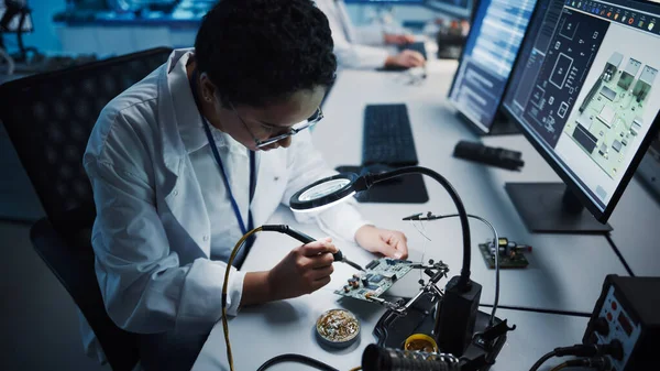 Modern Elektronik Araştırma Geliştirme Tesisi Kara Kadın Mühendis Bilgisayar Anakart — Stok fotoğraf