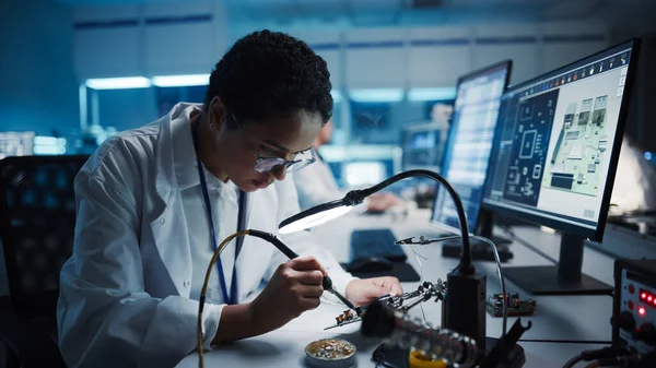 Modern Electronics Research Development Facility Black Female Engineer Does Computer — Fotografia de Stock