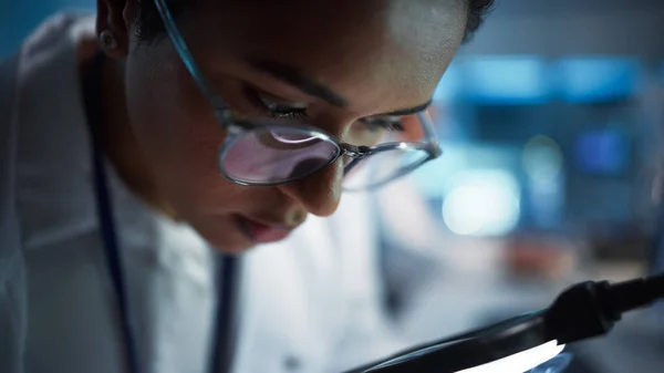 现代电子研究 开发设施 黑人女工程师做计算机主板焊接 科学家设计Pcb 硅微晶片 半导体 特写特写镜头 — 图库照片