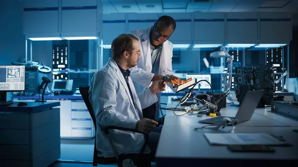 Electronics Research Development Facility Engineer Project Manager Consults Scientist Working — Stock Photo, Image