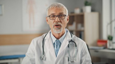 Doktorun Çevrimiçi POV Tıbbi Danışmanlığı: Orta yaşlı doktor bir hastayla video görüşmesi yapıyor. Kıdemli Sağlık Hizmetleri Uzman Danışmanlık, Açıklama Testi Sonuçları. Görüntü Görüntüsü