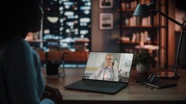 Ev Oturma Odası 'nda Güzel Kafkas Kadın Doktoru' na bilgisayar kullanarak bir kadının omuz fotoğrafını çektim. Sağlık Uzmanı İnternet üzerinden İyi Test Sonuçları Hakkında Konuştu.
