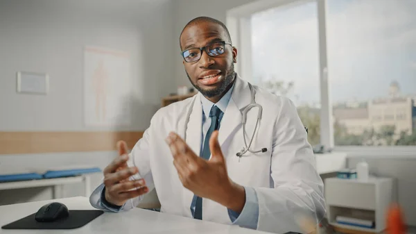 Ärztliche Online Konsultation Afroamerikanischer Arzt Führt Videogespräche Mit Einem Patienten — Stockfoto