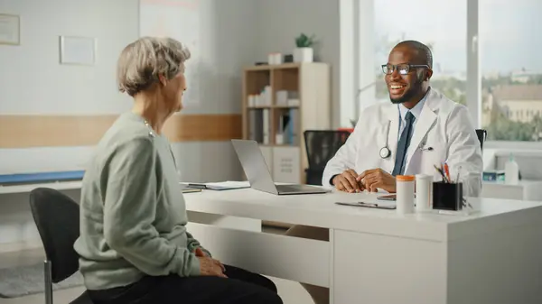 Médico Familia Afroamericano Está Recetando Medicamentos Una Paciente Mayor Hablando —  Fotos de Stock