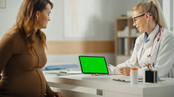Vrouwelijke Arts Toont Tablet Computer Met Green Screen Display Aan — Stockfoto