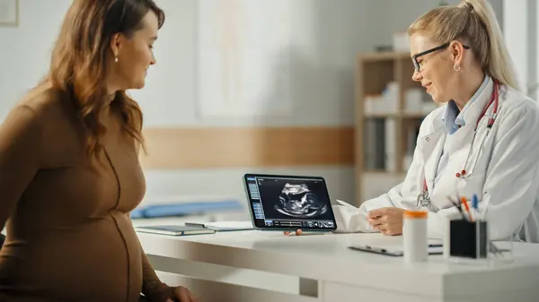 Female Physician Showing Tablet Computer Ultrasound Pregnancy Scan Young Future — Stock Photo, Image