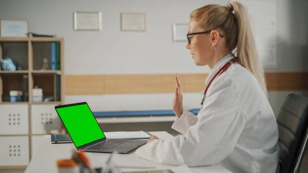 Doctor Online Medical Consultation Kafkas Kadın Hekim Yeşil Ekranlı Bir — Stok fotoğraf