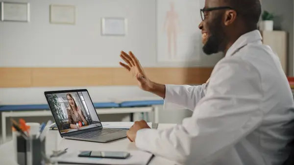 Doktorun Çevrimiçi Tıbbi Danışmanlık Siyah Yakışıklı Doktor Dizüstü Bilgisayarında Bir — Stok fotoğraf
