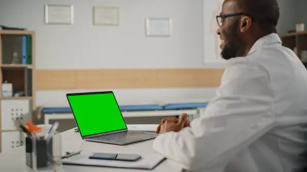 Doctor Online Medical Consultation Afro Amerikan Hekim Yeşil Ekranlı Bir — Stok fotoğraf
