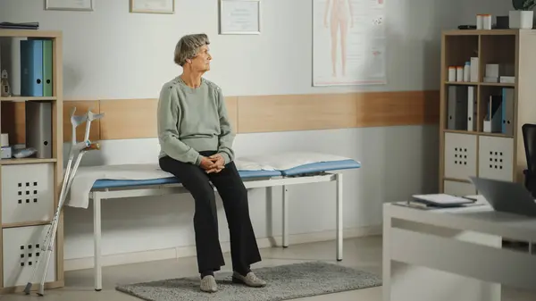 Paziente Anziana Visitando Una Moderna Clinica Sanitaria Vecchia Donna Attesa — Foto Stock