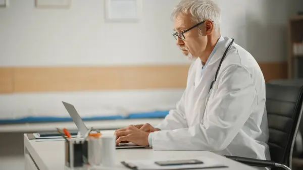 Doctor Online Medical Consultation Kafkasyalı Kıdemli Hekim Dizüstü Bilgisayardaki Bir — Stok fotoğraf