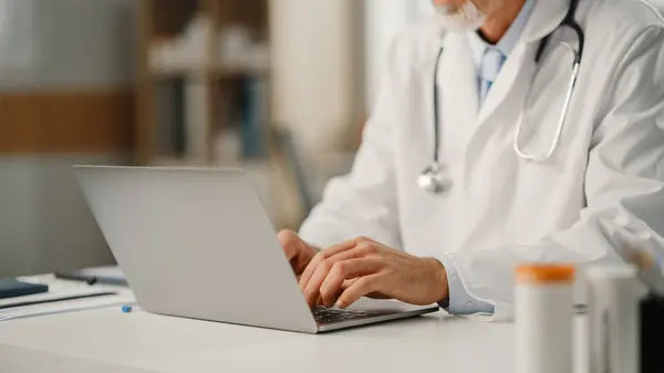 Erfahrener Arzt Mittleren Alters Weißen Kittel Der Seinem Büro Laptop — Stockfoto