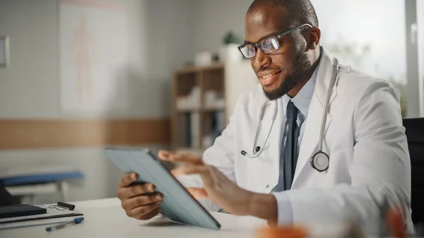 Mutlu Gülümseyen Afro Amerikan Erkek Doktor Beyaz Ceketli Ofisinde Tablet — Stok fotoğraf