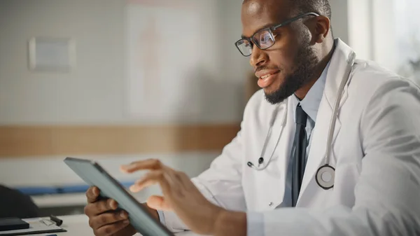 Mutlu Gülümseyen Afro Amerikan Erkek Doktor Beyaz Ceketli Ofisinde Tablet — Stok fotoğraf