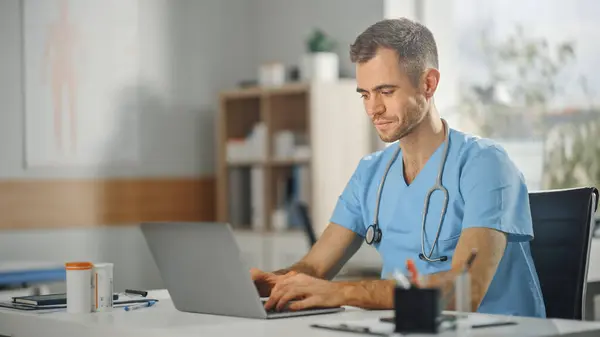 Zkušená Ošetřovatelka Modré Uniformě Pracující Laptopu Ordinaci Doktora Lékařská Péče — Stock fotografie