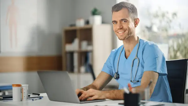 Enfermera Vistiendo Uniforme Azul Trabajando Computadora Portátil Oficina Del Doctor — Foto de Stock