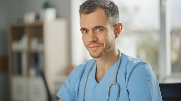 Portrét Zkušené Ošetřovatelky Modré Uniformě Usmívající Kameru Ordinaci Doktora Lékařská — Stock fotografie