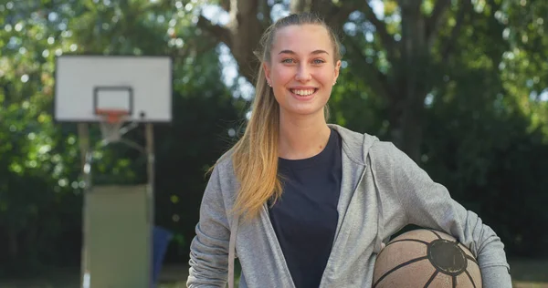 Porträtt Vackra Blond Ung Kvinna Som Håller Basket Ball Tittar — Stockfoto