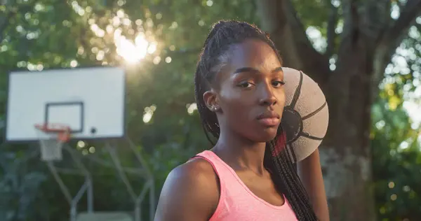 Portrait Beautiful Black Young Woman Holding Basket Ball While Looking — Stock Photo, Image
