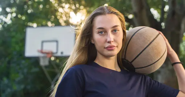 Egy Gyönyörű Szőke Fiatal Portréja Aki Kosárlabdát Tart Miközben Kamerát — Stock Fotó