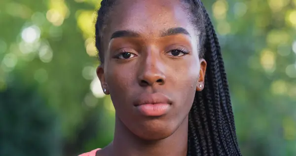 Close Beautiful Black Young Woman Při Pohledu Kameru Neutrálním Výrazem — Stock fotografie