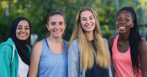 Grupp Unga Multietniska Kvinnliga Tonåringar Sport Kläder Kramas Och Posing — Stockfoto