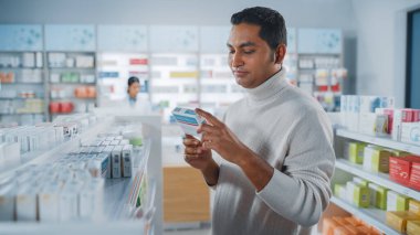 Eczane: Rafta İlaç Taraması Almayı Seçen Yakışıklı Hintli Adamın Portresi, İhtiyacı olanı başarıyla buluyor. Modern Eczane Sağlık Ürünleri