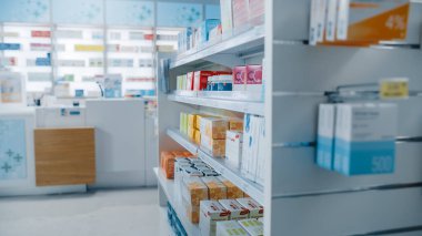 Modern İlaç, İlaç, Vitamin ve İlaçlı Kutular, Sağlık ve Güzellik Ürünleri ile Raflarla dolu Modern Eczane.