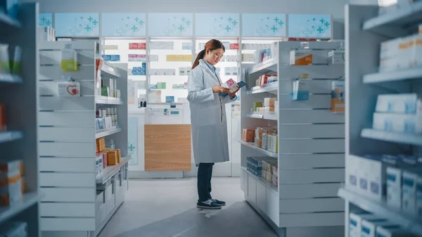 Farmacia Farmacia Hermosa Farmacéutica China Utiliza Tablet Computadora Digital Chequea —  Fotos de Stock