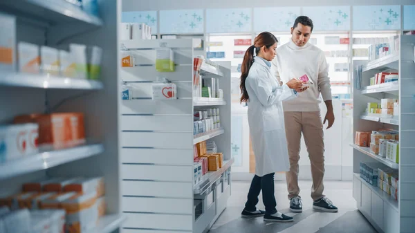 Pharmacy Drugstore Female Asian Pharmacist Helping Indian Male Customer Recommendation — Stock Photo, Image