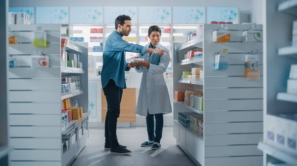 Pharmacy Drugstore Female Asian Pharmacist Helping Latin Male Customer Recommendation — Stock Photo, Image