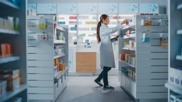 Gyógyszertár Gyönyörű Kínai Gyógyszerész Használ Digitális Tabletta Számítógép Ellenőrzések Gyógyszertár — Stock Fotó