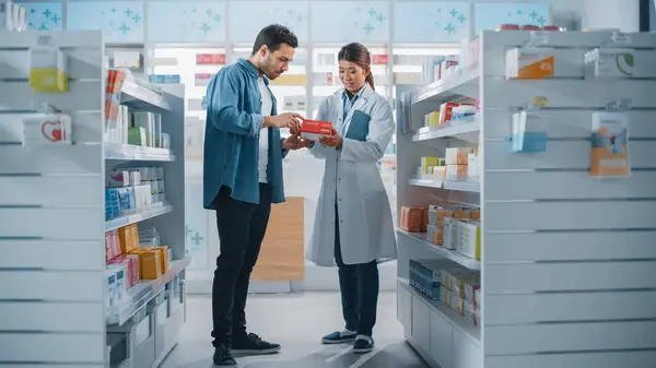 Pharmacy Drugstore Female Asian Pharmacist Helping Latin Male Customer Recommendation — Stock Photo, Image