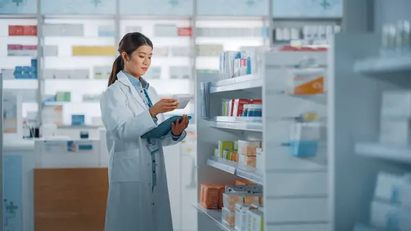 Farmacia Farmacia Hermosa Farmacéutica Asiática Utiliza Tablet Computadora Digital Chequea —  Fotos de Stock