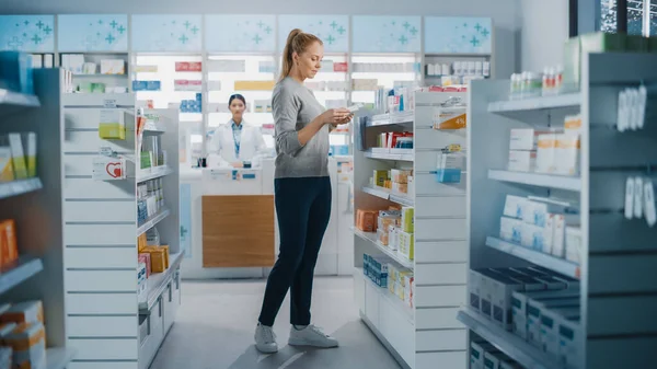 Gyógyszertár Gyönyörű Fiatal Úgy Dönt Hogy Vesz Gyógyszert Gyógyszerek Vitaminok — Stock Fotó