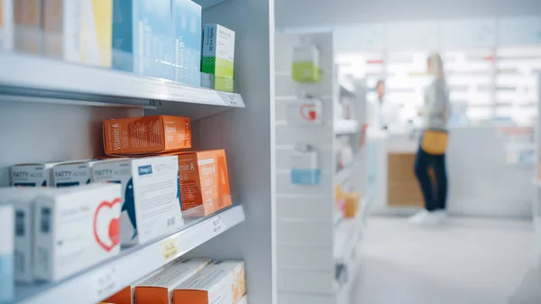 Modern Gyógyszertár Tele Polcokkal Tele Modern Gyógyszerekkel Gyógyszerekkel Vitamindobozokkal Kiegészítőkkel — Stock Fotó