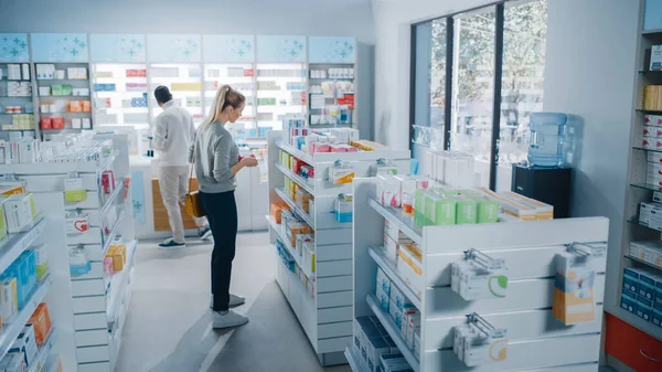 Gyógyszertár Gyönyörű Fiatal Úgy Dönt Hogy Vesz Gyógyszert Gyógyszerek Vitaminok — Stock Fotó