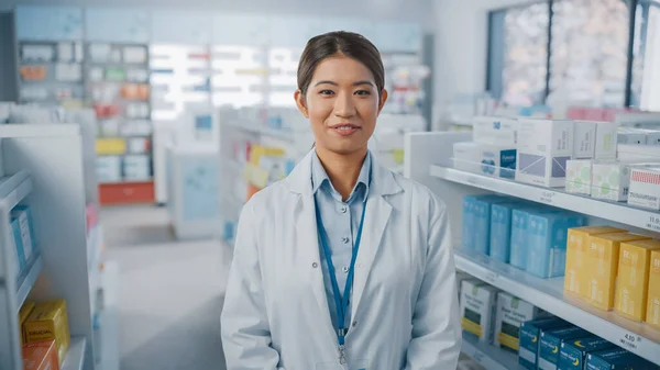 Farmacia Droguería Retrato Una Hermosa Farmacéutica Asiática Vestida Con Una —  Fotos de Stock