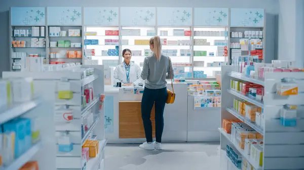 Gyógyszertár Gyógyszertár Gyönyörű Fiatal Gyógyszereket Gyógyszereket Vitaminokat Vásárol Pénztár Mellett — Stock Fotó