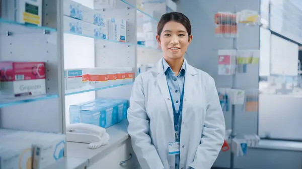 Farmacia Farmacia Retrato Una Hermosa Farmacéutica Asiática Que Usa Una —  Fotos de Stock
