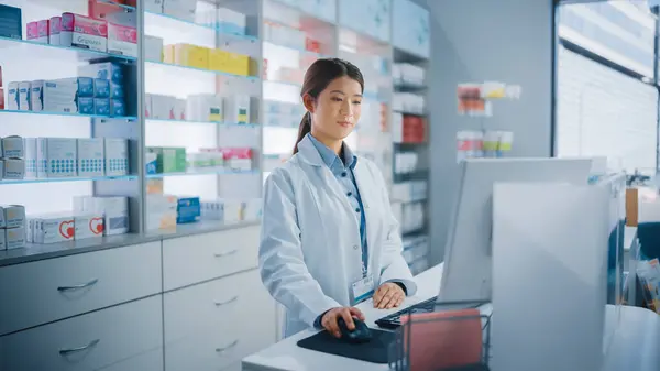 Аптека Аптека Красивый Азиатский Фармацевт Использует Счетчик Компьютера Делает Инвентаризацию — стоковое фото
