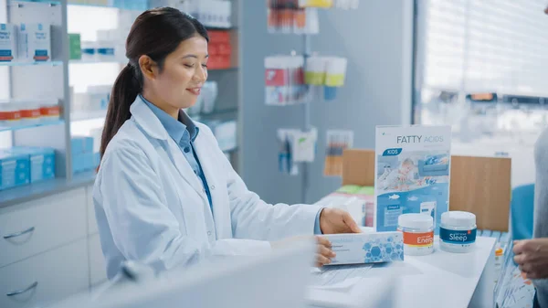 Apotheke Apotheke Kasse Kasse Asiatische Apothekerin Empfiehlt Medizin Paket Kaukasische — Stockfoto