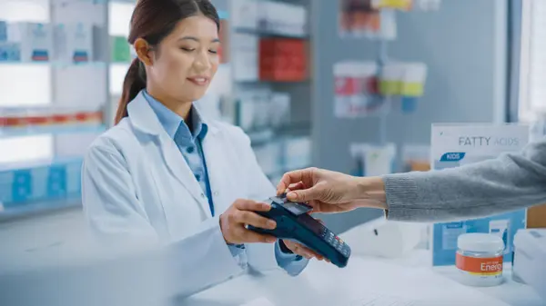 Apotheke Apotheke Kasse Kasse Professionelle Asiatische Apothekerin Verkauft Medizin Paket — Stockfoto