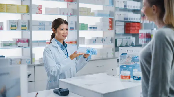 Apotheke Apotheke Kasse Kasse Professionelle Asiatische Apothekerin Empfiehlt Medizin Paket — Stockfoto