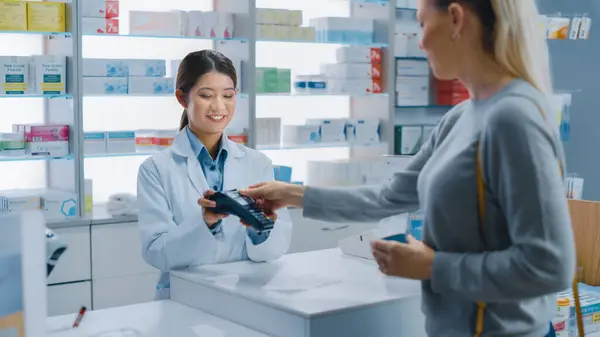 Farmacia Drugstore Checkout Cajero Contador Farmacéutica Asiática Profesional Recomienda Medicina —  Fotos de Stock