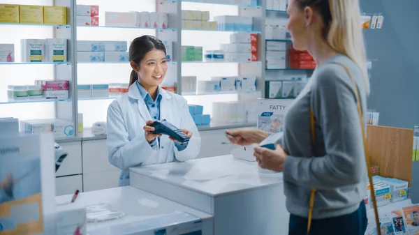 Farmacia Drugstore Checkout Cajero Contador Farmacéutica Asiática Profesional Recomienda Medicina —  Fotos de Stock