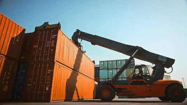 Moderno Gestore Container Che Trasporta Grande Contenitore Stoccaggio Del Carico — Foto Stock