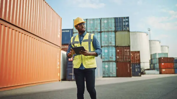 Sorrindo Bonito Africano Americano Preto Engenheiro Industrial Chapéu Amarelo Colete — Fotografia de Stock
