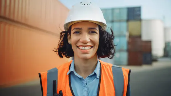 Leende Porträtt Vacker Spansktalande Kvinnlig Industriingenjör Vit Hård Hatt Säkerhetsväst — Stockfoto