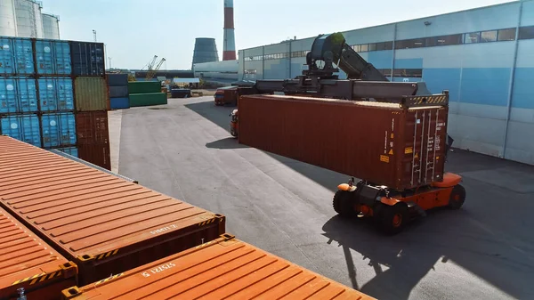Colpo Aereo Gestore Container Che Trasporta Grande Container Carico Rosso — Foto Stock